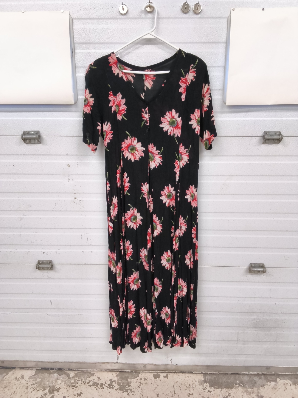 Beautiful Vintage-Style Floral Button-Front Midi Dress with Padded Shoulders - Picture 3 of 6